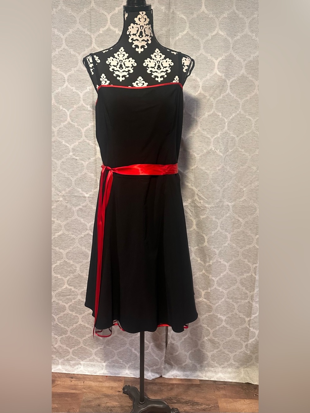 Vtg Y2K Steppinโ Out Black party dress w/Red Satin Ribbon and Tulle Sz 2X
